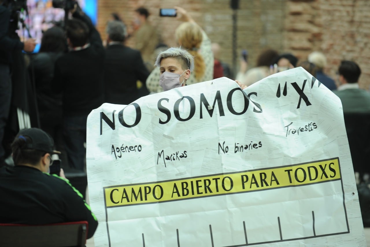 "No somos una X", protestas durante el acto de presentación del DNI No binario.