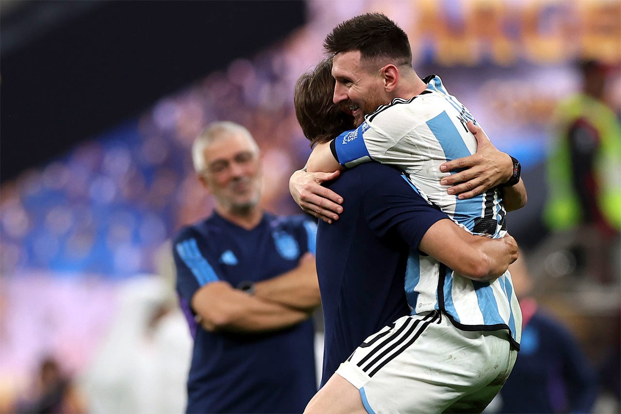 Lusail (Qatar), 18/12/2022.- Lionel Messi (R) of Argentina celebrates with a teammember after winning the FIFA World Cup 2022 Final between Argentina and France at Lusail stadium, Lusail, Qatar, 18 December 2022. (Mundial de Fútbol, Francia, Estados Unidos, Catar) EFE/EPA/Tolga Bozoglu
