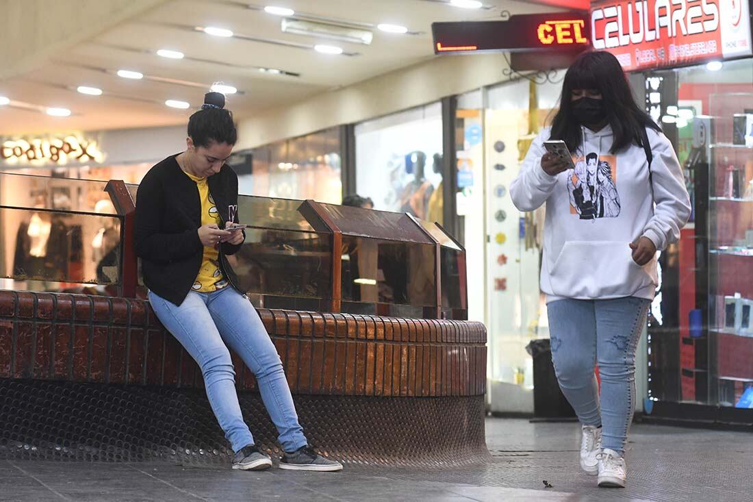 La Nación anunció que no será obligatorio el uso del tapabocas y barbijo a partir del 1 de octubre en espacios abiertos. Foto: José Gutiérrez / Los Andes.