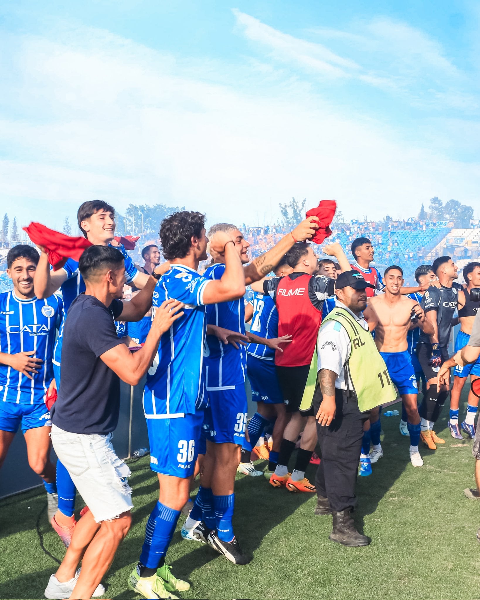 El plantel bodeguero celebra con su gente la clasificación a la Copa Sudamericana.