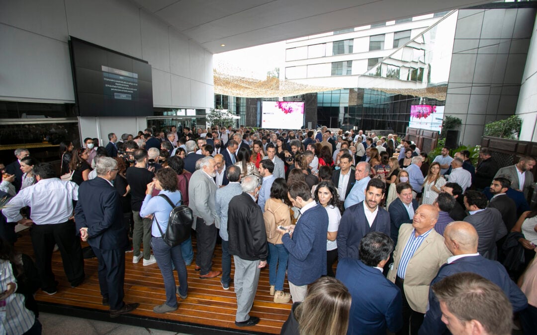 Durante la previa del evento, políticos y empresarios aprovechan el espacio para charlar y compartir ideas.