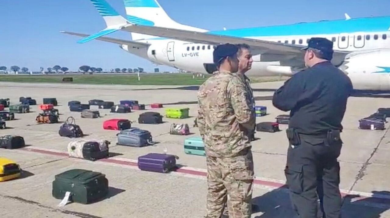 Detuvieron a un pasajero de Aerolíneas Argentinas que dijo que tenía una bomba y fue detenido en el aeropuerto