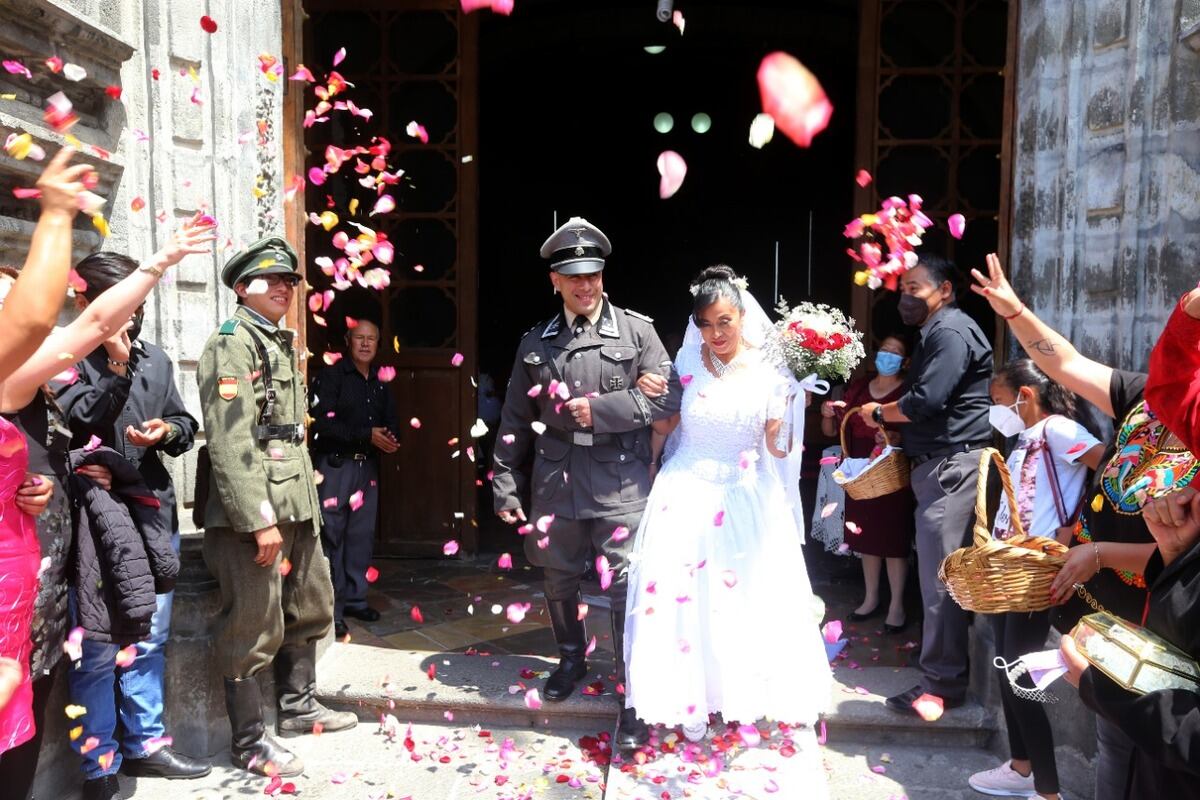 Una pareja se casó y los invitados se disfrazador de oficiales nazis. Milenio.