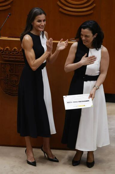 Reina Letizia e Inmaculada Vivas con el mismo vestido