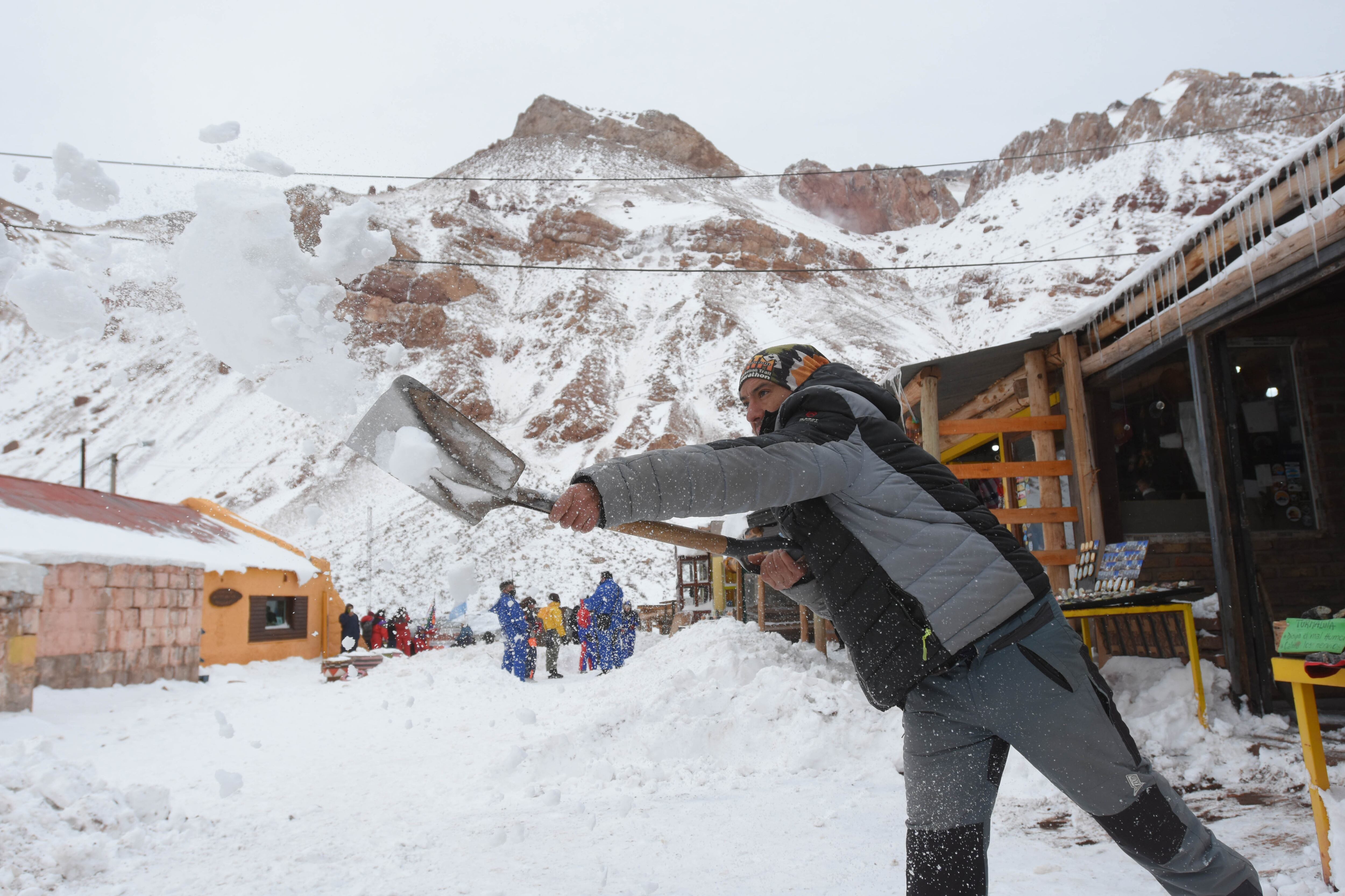 Luego de un invierno seco, la nieve llegó a la Alta Montaña y los mendocinos y turistas aprovecharon el domingo para disfrutar del paisaje y sus atractivos.