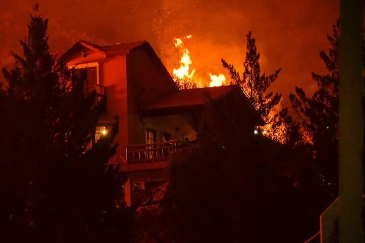 La presencia de humo obligó a vecinos de la zona a evacuar. Foto: Télam.