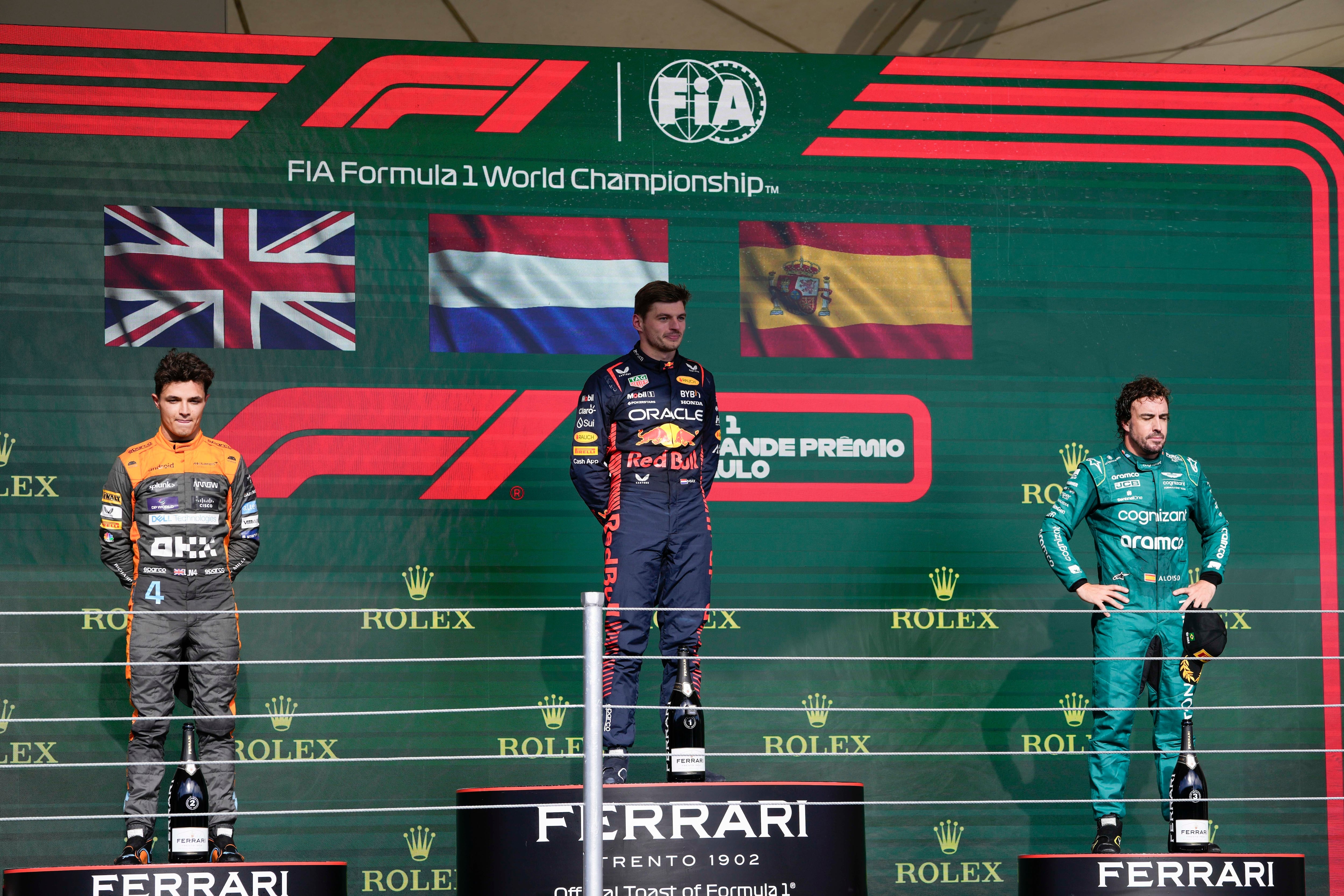 Max Verstappen en lo alto del podio junto a Landor Norris de McLaren y Fernando Alonso de Aston Martin tras el Gran Premio de Brasil en Interlagos. 