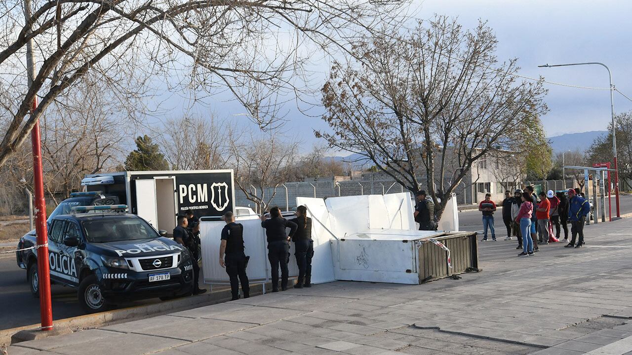 Murió un hombre aplastado por un puesto de revistas que el Zonda volteó en la puerta del hospital Carrillo en Las Heras. Foto: Marcelo Rolland / Los Andes