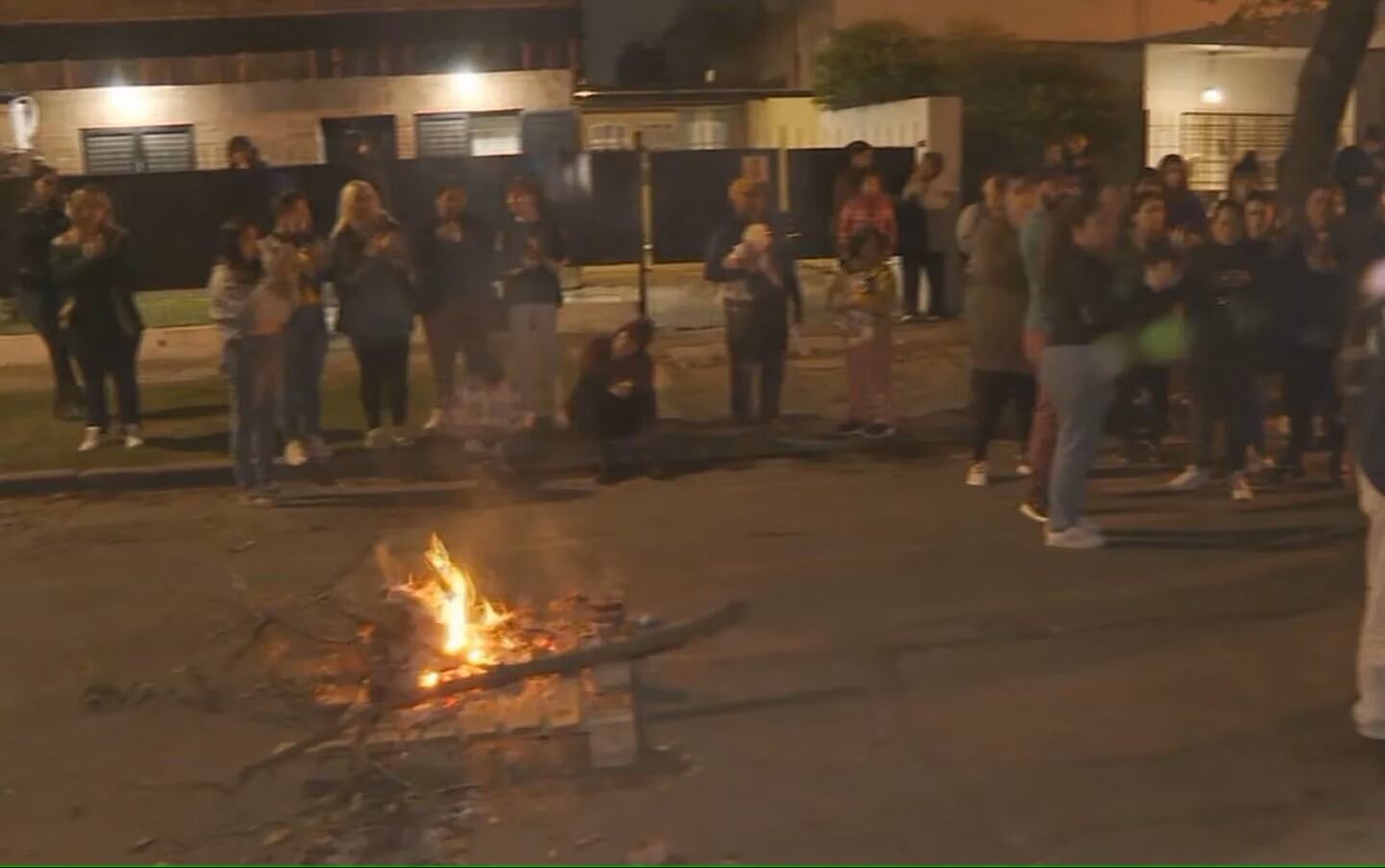 El martes familiares de los niños del jardín hicieron una protesta frente al lugar. Foto: Captura TN.