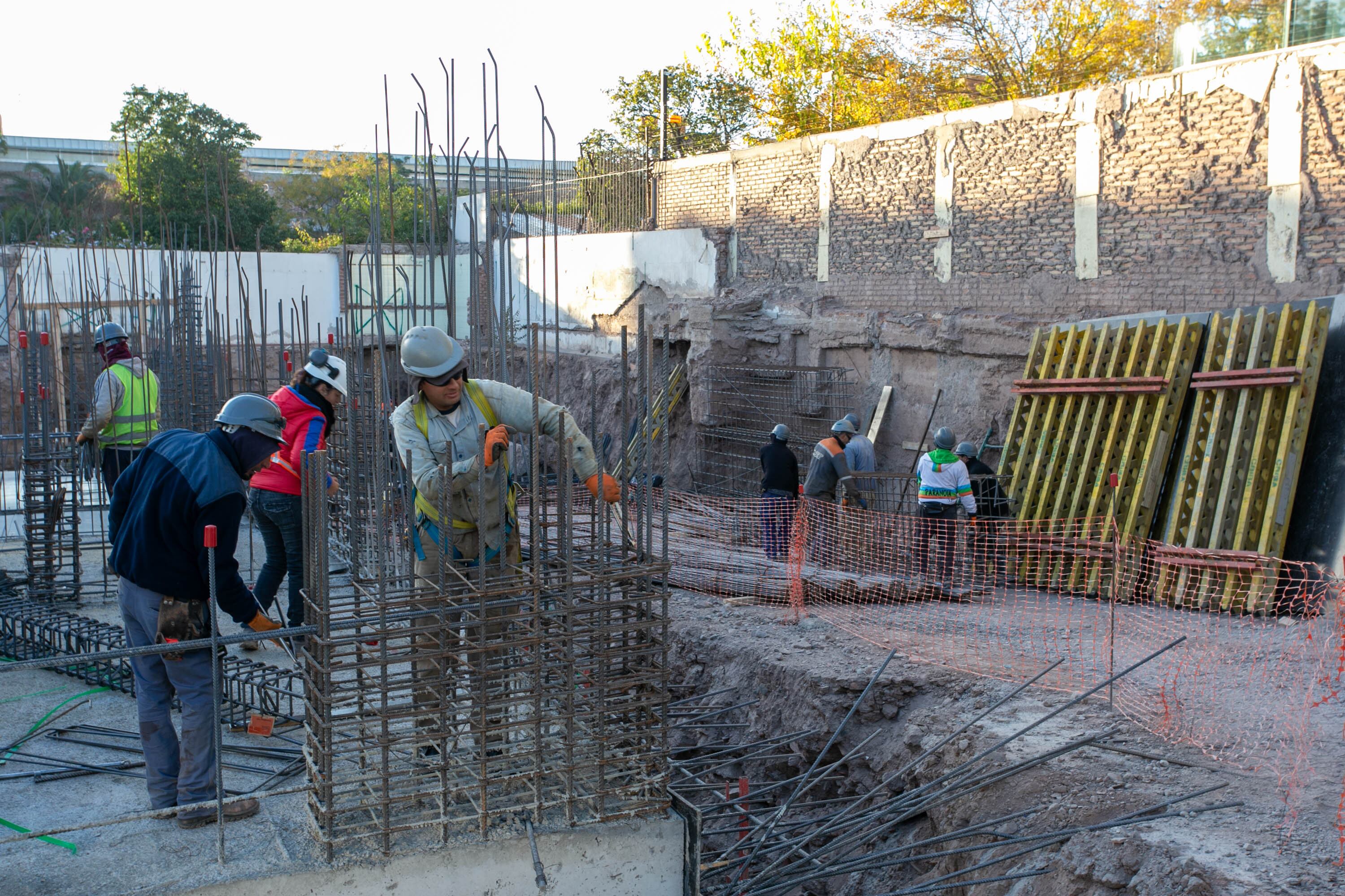 Ulpiano Suarez recorrió la construcción del edificio Vesta en la Quinta Sección. Foto: Mendoza Ciudad.