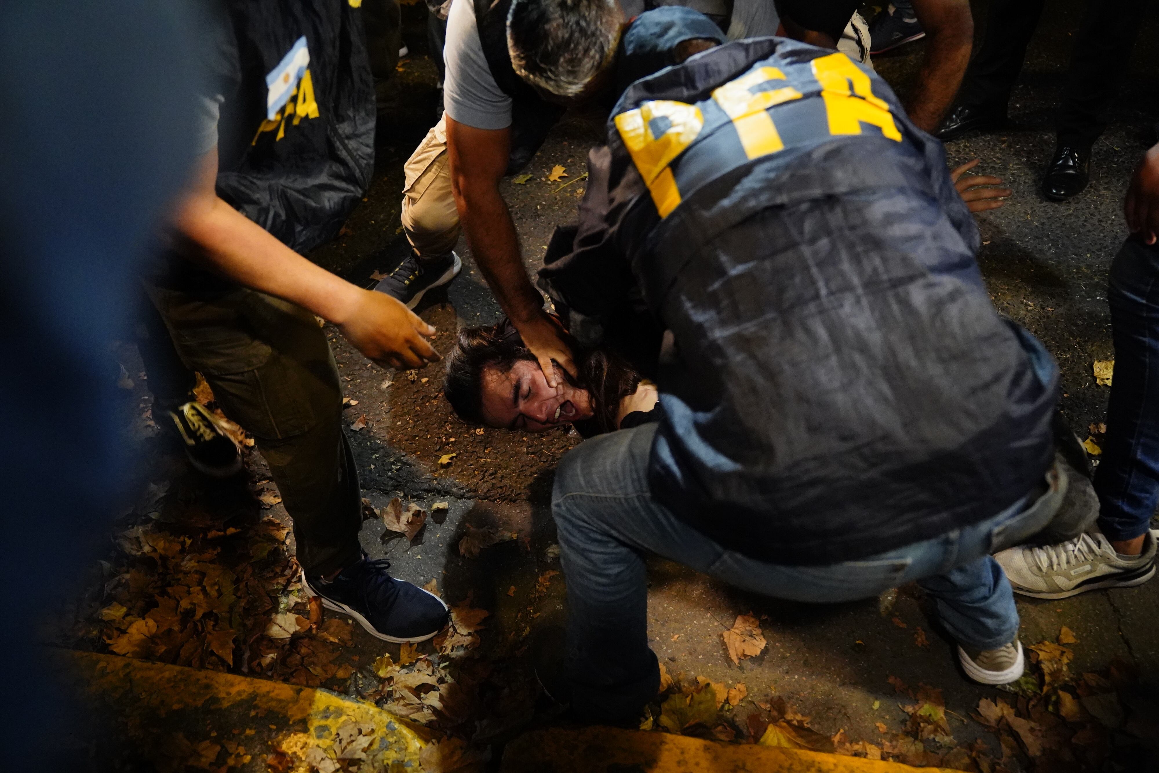 Incidentes y enfrentamientos frente al Congreso durante una nueva protesta contra la ley ómnibus. Foto: Clarín