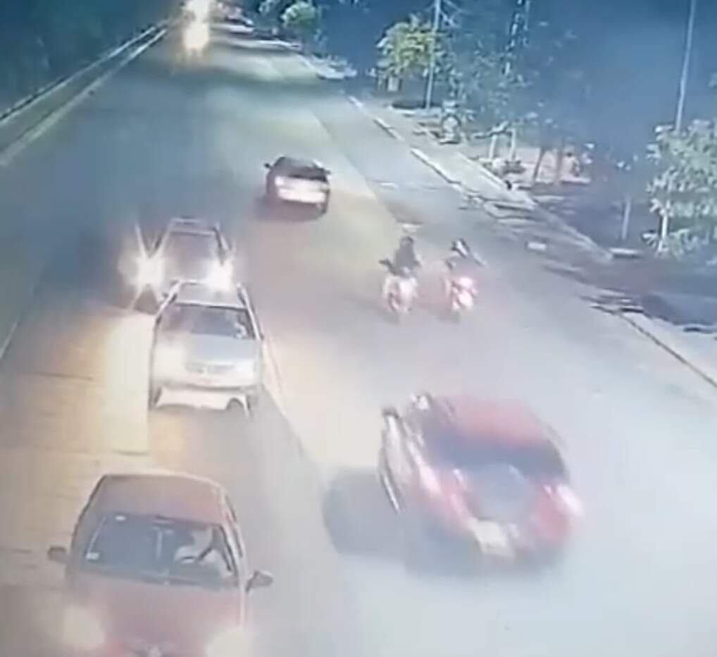 Una camioneta encerró a un joven de 18 años en su moto, cayó y murió en Maipú: su familia pide justicia. Foto: Captura video.