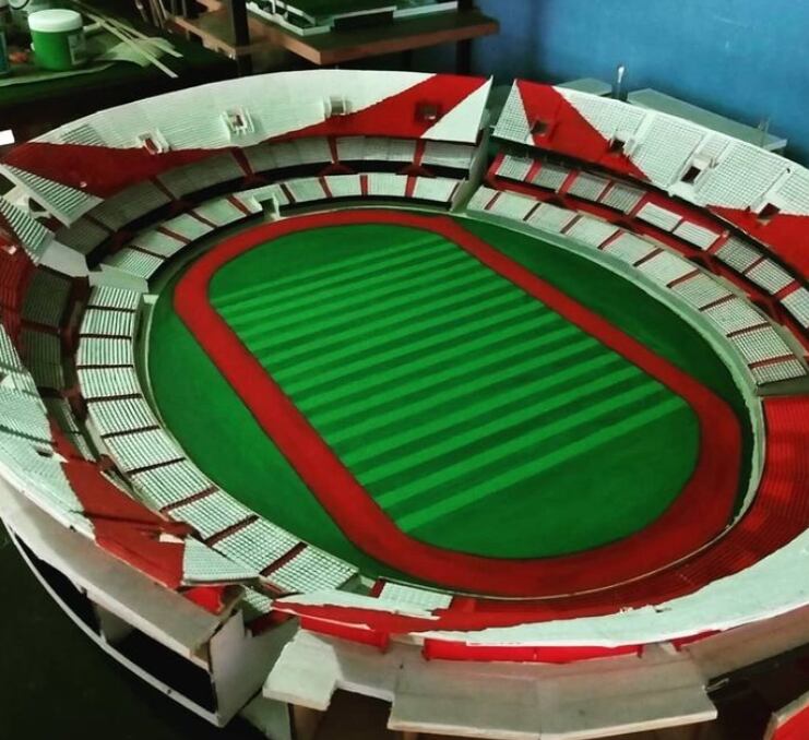 Un artesano realiza estadios de fútbol a escala.