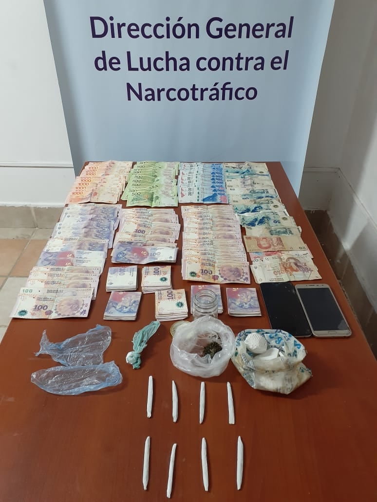 La droga y el dinero decomisado en el operativo . / Gentiliza Ministerio de Seguridad.