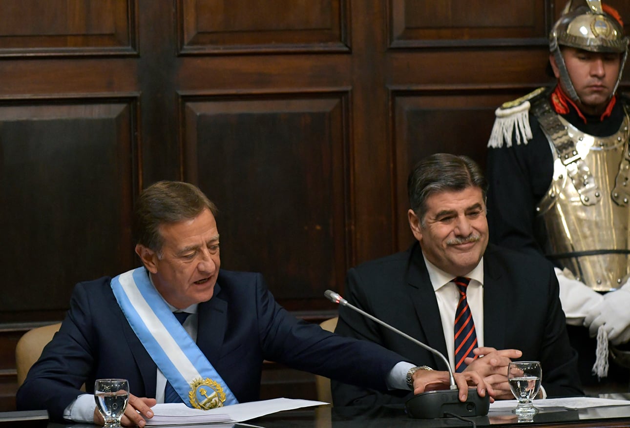 El gobernador Rodolfo Suárez toma el micrófono para dar su discurso de apertura de la Asamblea Legislativa 2023 en la Legislatura de Mendoza. Eso ocurrió el lunes. Allí anunció la llegada del proyecto que modifica la Ley de Responsabilidad Fiscal.

Foto: Orlando Pelichotti
