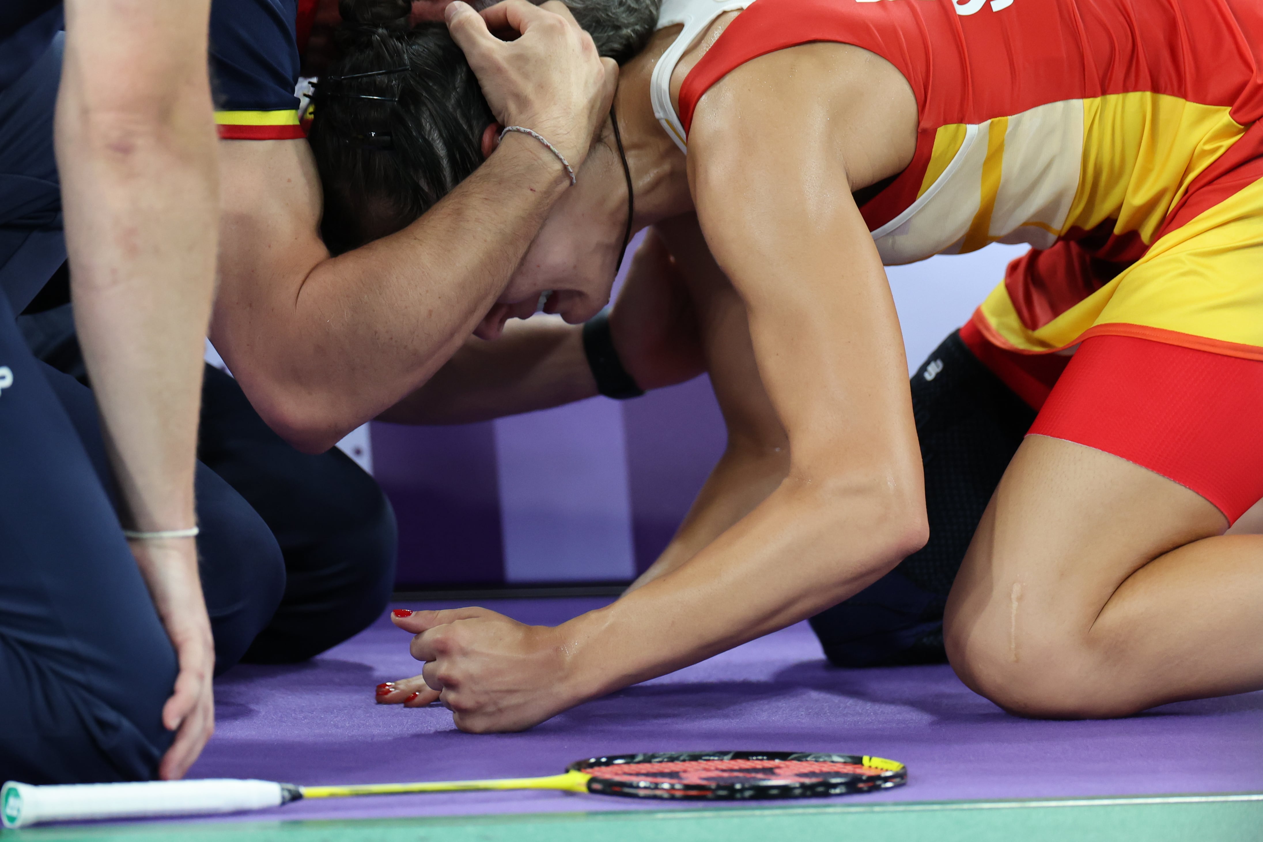 FOTO DEL DIA PARÍS, 04/08/2024.- La jugadora española Carolina Marín llora junto a su entrenador Fernando Rivas tras verse obligada a retirarse, debido a una lesión, de su partido de semifinales de bádminton femenino individual de los Juegos Olímpicos de París contra la china Bing Jiao He en el pabellón a Chapelle Arena este domingo en la capital francesa. EFE/ Miguel Gutiérrez
