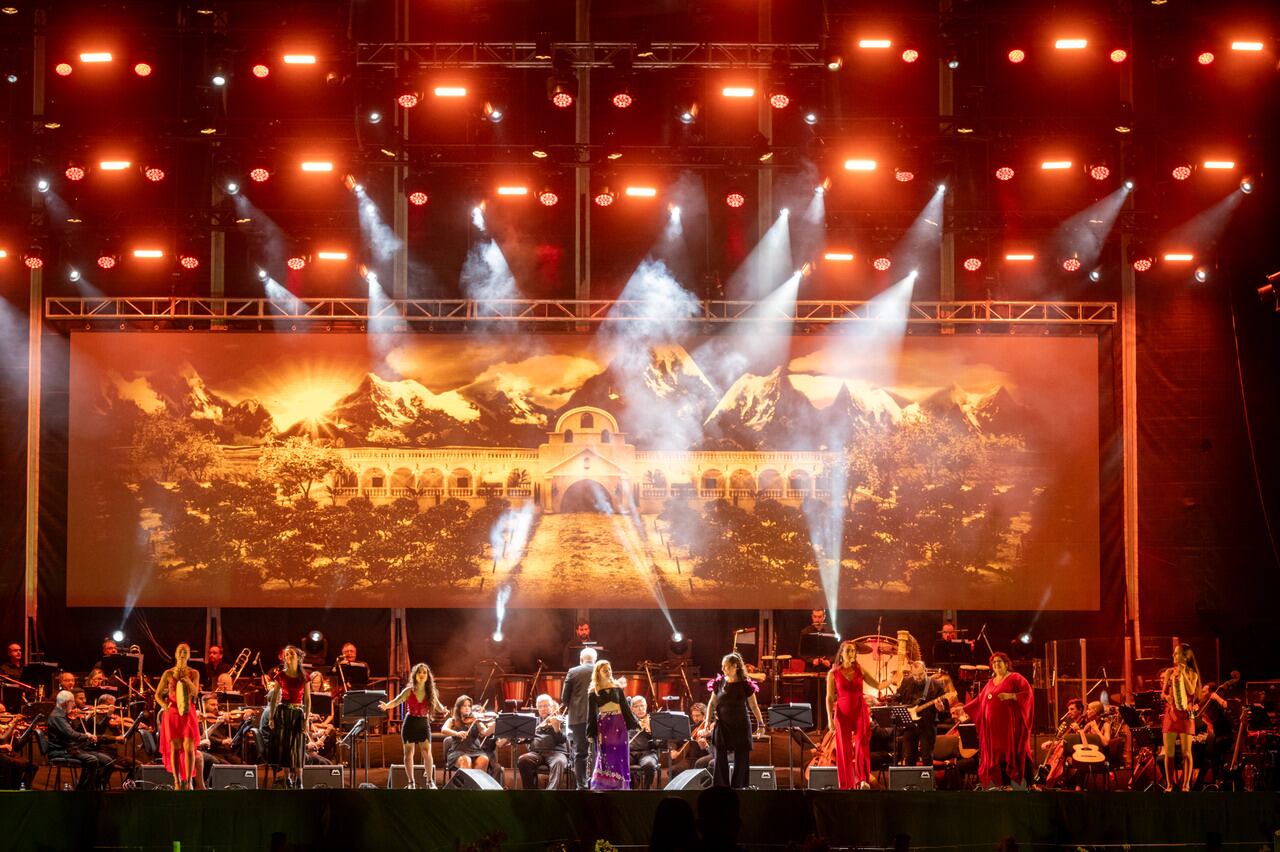 Vendimia 2024
La Fiesta de la Cosecha brilló con un ensamble sinfónico de artistas y un predio a pleno
La amenaza de tormenta puso en duda la realización, aunque finalmente se realizó con éxito. El viñedo del aeropuerto no fue cosechado, pero se engalanó con una puesta que deleitó a un público que colmó el lugar.

Foto: Ignacio Blanco / Los Andes 
