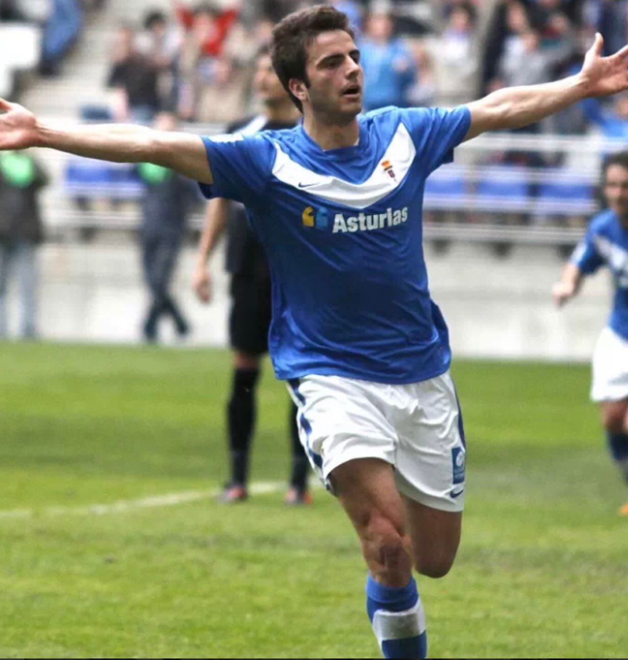 Pelayo Novo con la camiseta del Oviedo