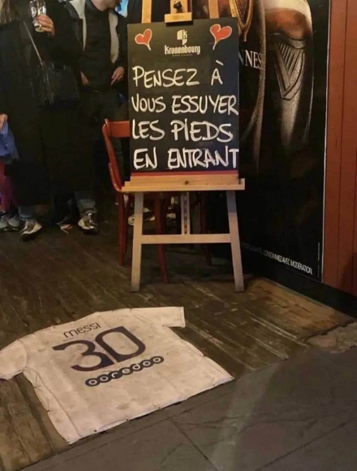 En Francia usaron la camiseta de Lionel Messi como alfombra y quemaron una bandera Argentina.