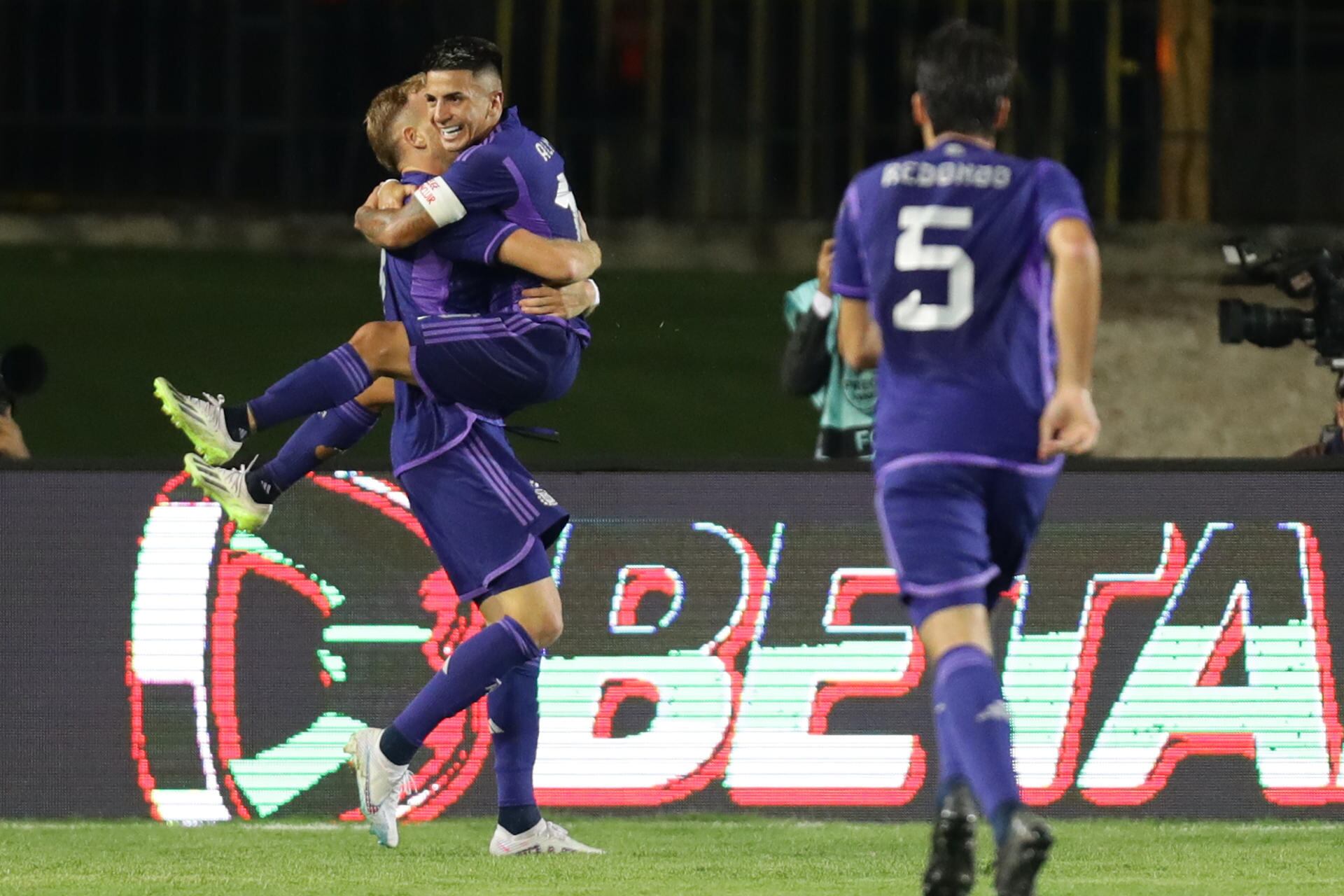 Luciano Gondou celebra su gol con Thiago Almada ante Perú, en un partido del Torneo Preolímpico Sudamericano Sub-23 en el estadio Polideportivo Misael Delgado en Valencia (Venezuela). EFE/ Rayner Peña R.