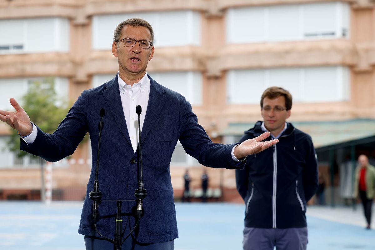 El presidente del Partido Popular, Alberto Núñez Feijóo (i), junto al alcalde de Madrid, José Luis Martínez-Almeid (EFE)