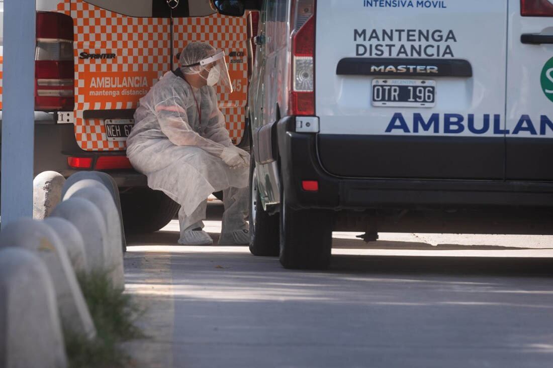 Un chofer de ambulancia del Servicio Coordinado de Emergencias en un momento de descanso tras un traslado. Ignacio Blanco/