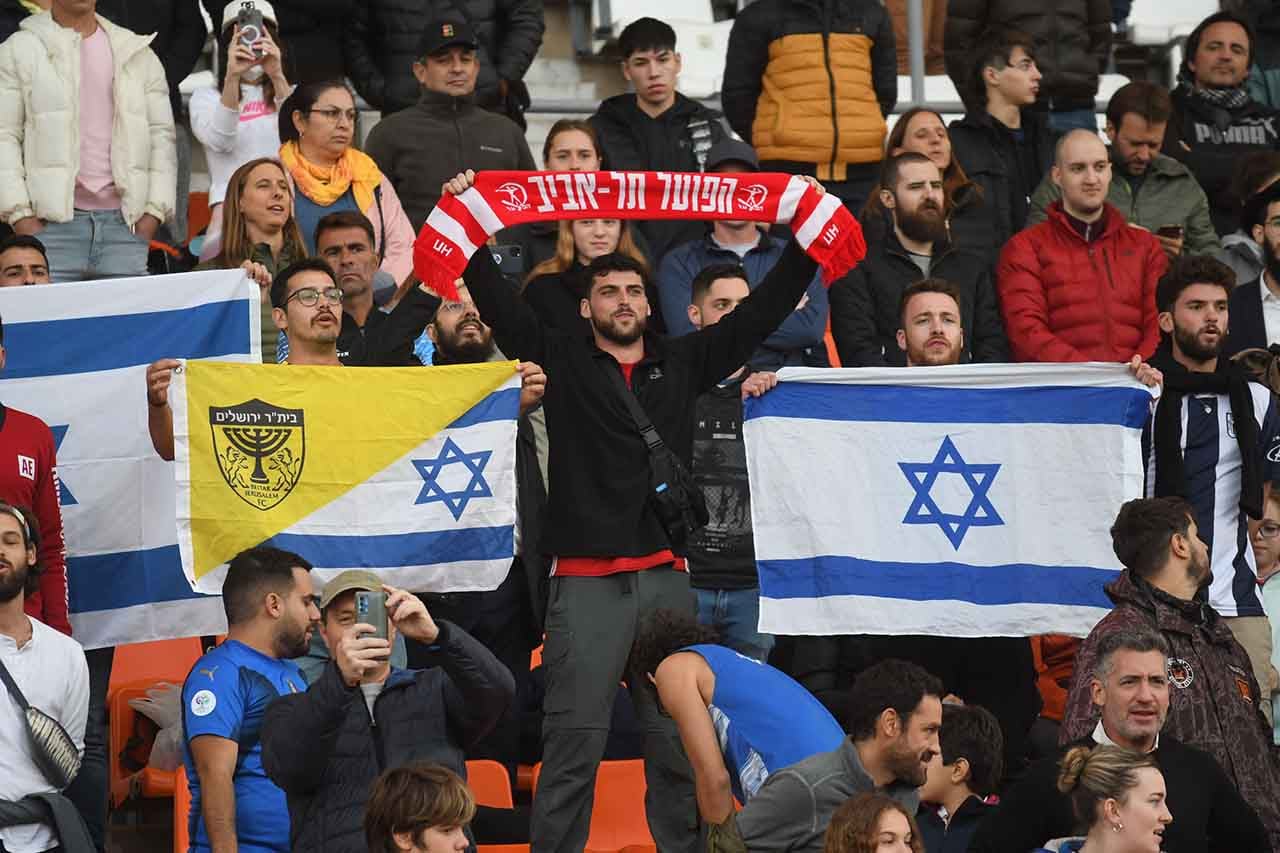 Fútbol Mundial Sub 20
En el estadio Malvinas Argentinas se disputo el encuentro de 8vos de finales entre Israel y Uzbekistán, donde a los 97 minutos Israel convirtió el único gol dejando a Uzbekistán fuera del mundial
 
 Foto:José Gutierrez / Los Andes