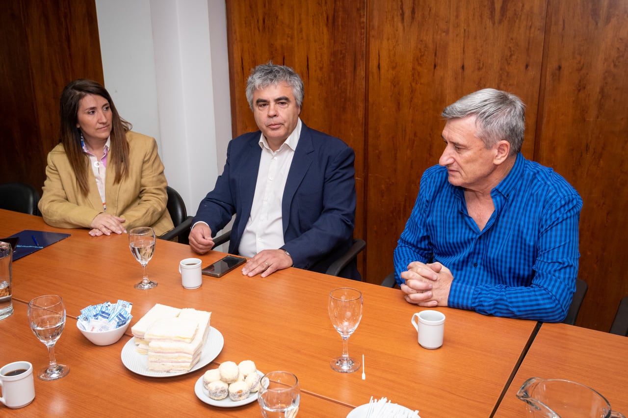 Soledad Gonzalez (editora de Economía), Raúl Pedone (editor general de Los Andes) y Julio Totero (Asinmet) participaron del desayuno de trabajo.
Foto Ignacio Blanco / Los Andes 