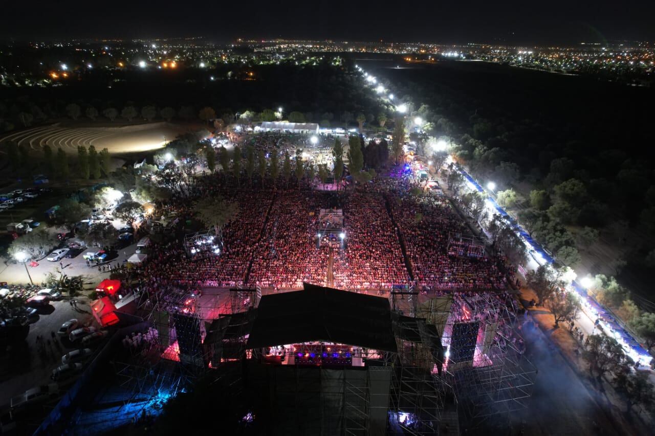 Pese a la lluvia, más de 15 mil personas presenciaron en Maipú la fiesta "Cuna del Vino y el Olivo". Foto: Prensa Maipú