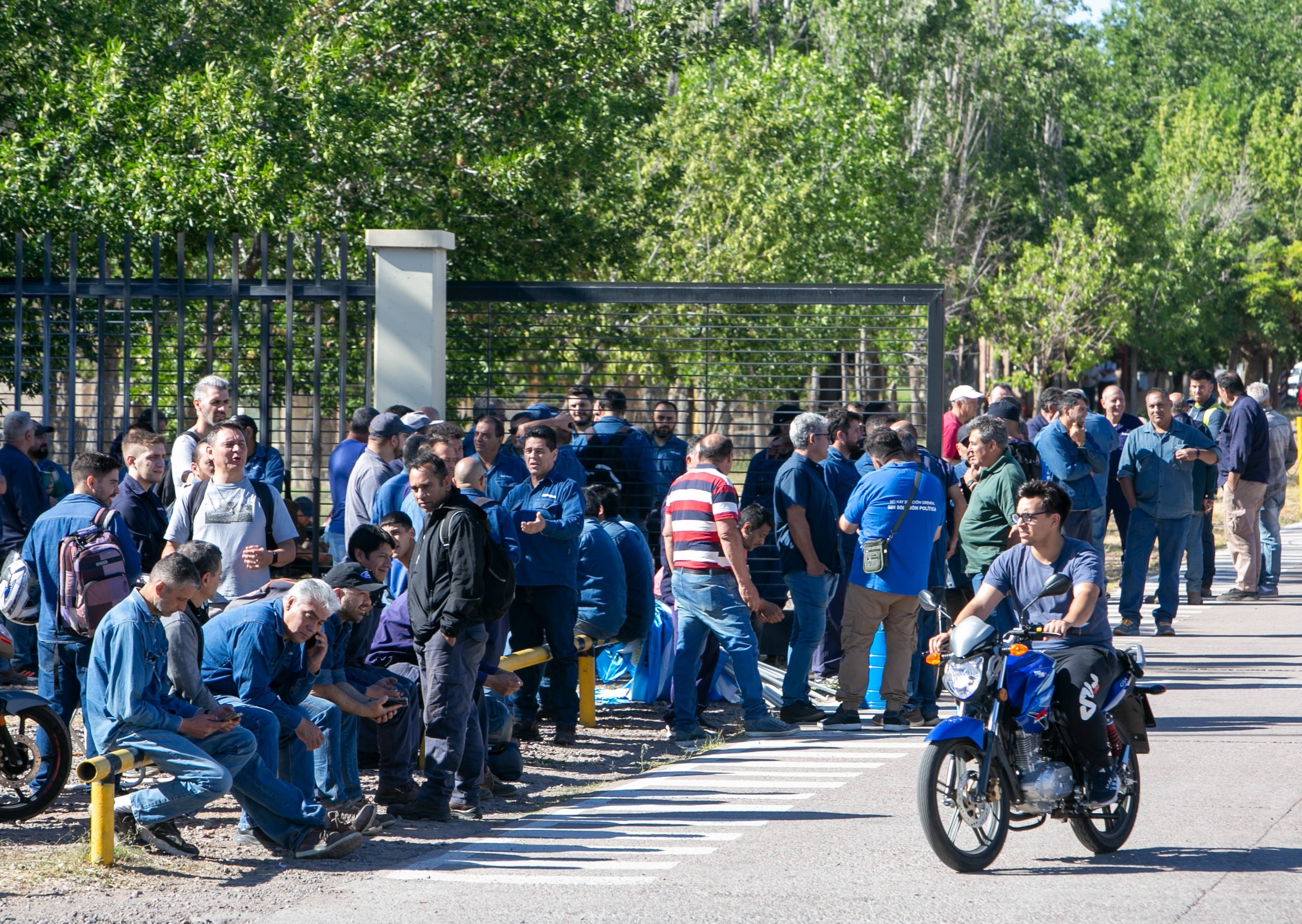 Protesta de trabajadores en Impsa por salarios pagados de forma incompleta e incertidumbre por el traspaso a manos privadas (Foto: Los Andes)