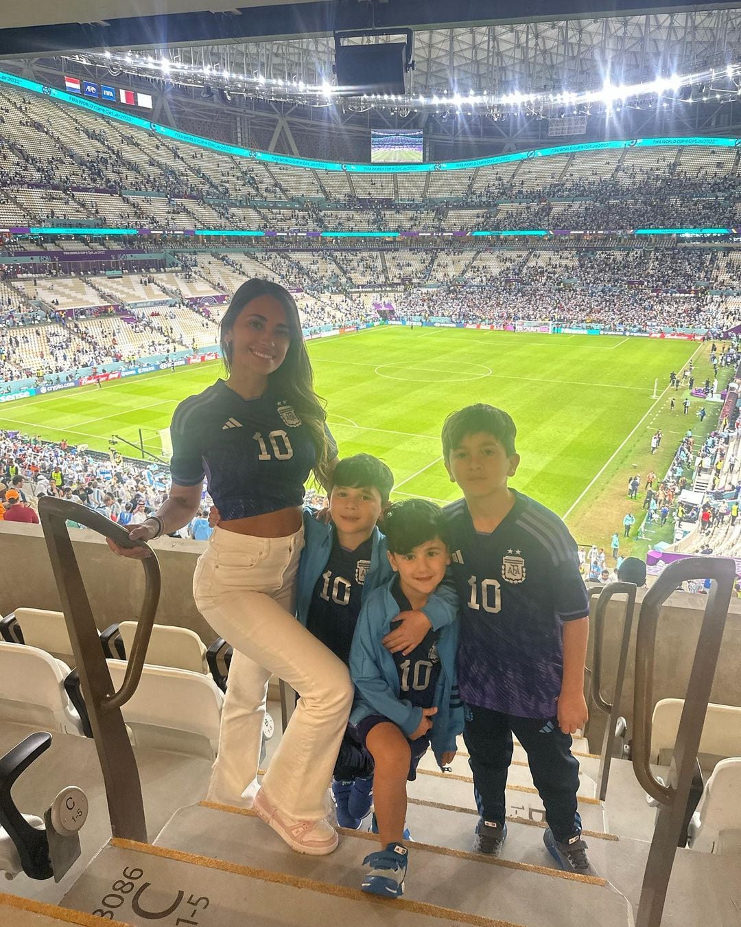 Antonela Roccuzzo y sus hijos celebraron la victoria de la Selección Argentina y Messi.