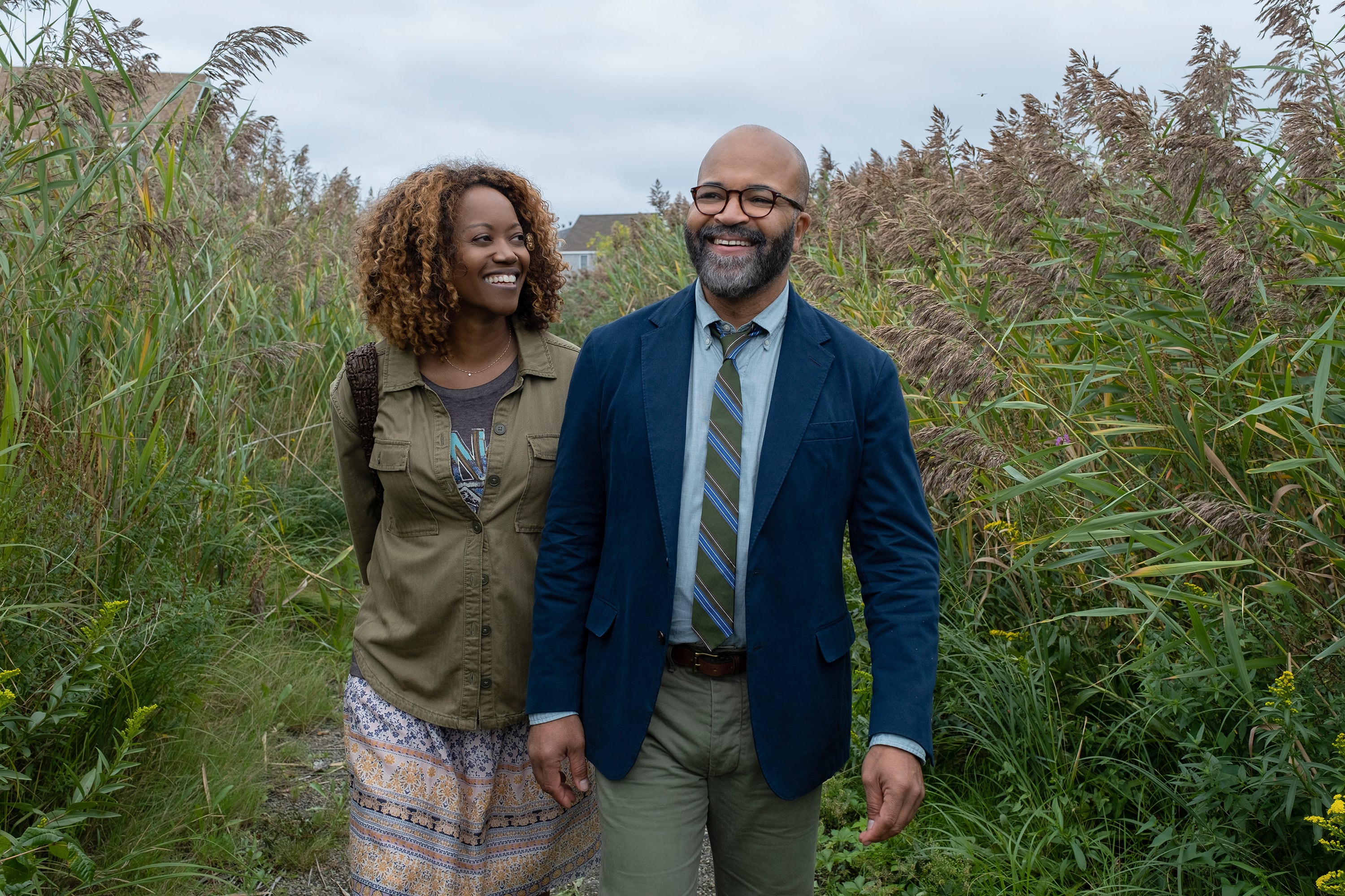 En esta imagen proporcionada por MGM, Erika Alexander, izquierda, y Jeffrey Wright en una escena de "American Fiction". (Claire Folger/MGM-Orion Releasing vía AP)