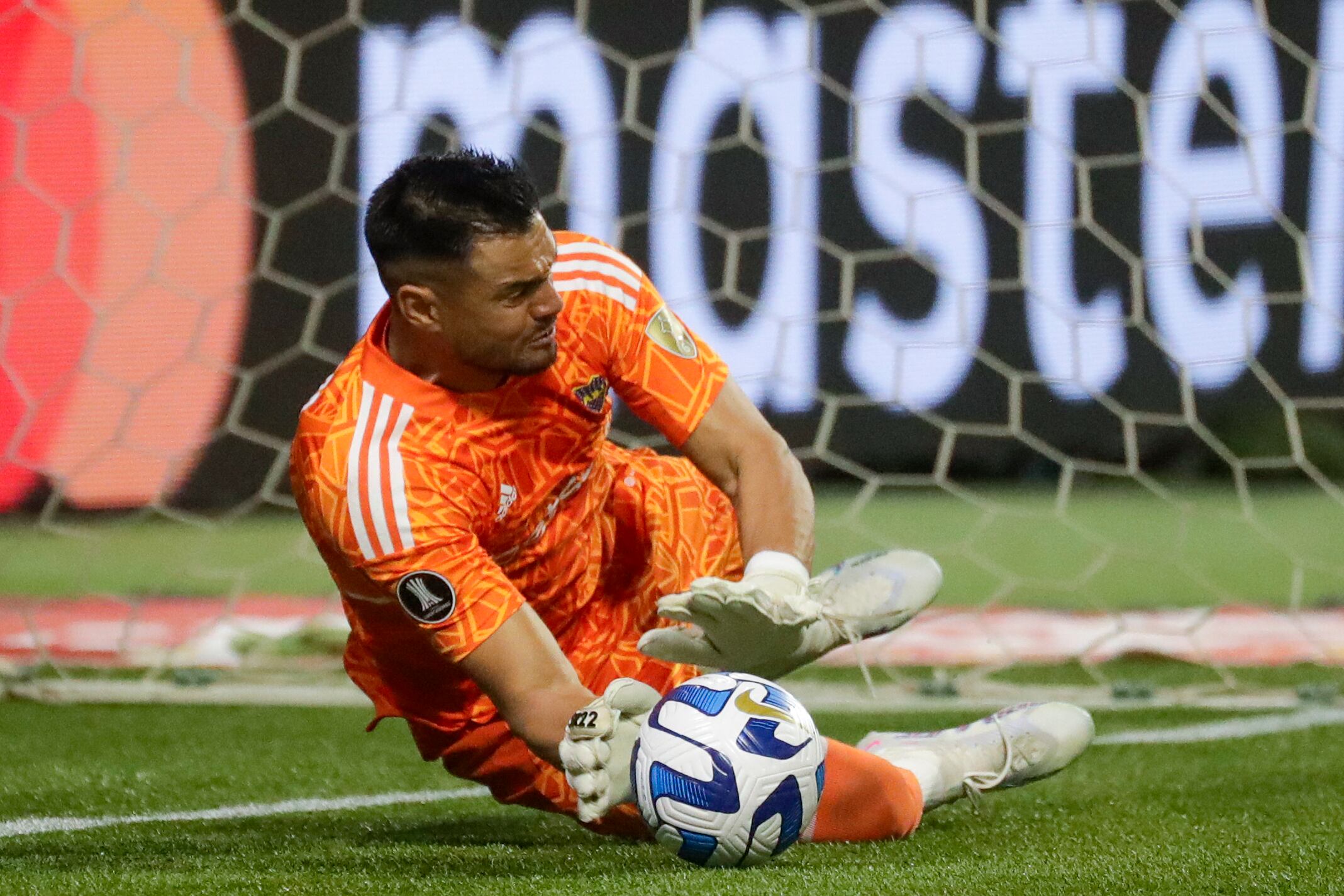 El portero argentino Sergio Romero del Boca Juniorspara el penal del brasileño Gustavo Gomez del Palmeiras en el duelo de semifinal de la Copa Libertadores el jueves 5 de agosto del 2023. (AP Foto/Bruna Prado)