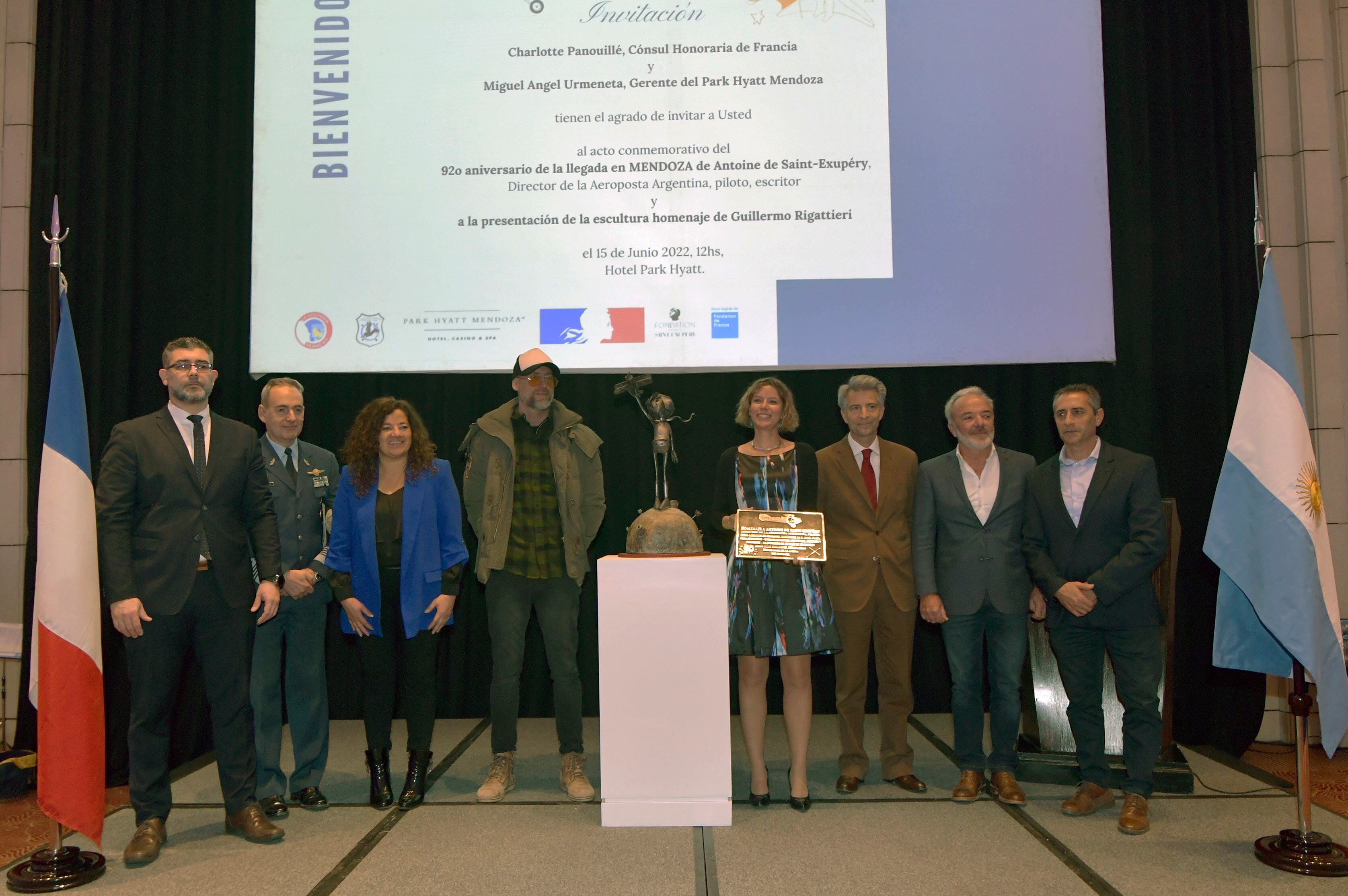 15 de Junio 2022 Sociedad
Aniversario de la proeza de Antoine de Saint-Exupéry en el Hotel Hyatt
Autoridades del Cuerpo Consular de Francia, junto  a Charlotte Panouille, cónsul honoraria de Francia en Mendoza

Antoine Marie Jean-Baptiste Roger Conde de Saint-Exupéry​, conocido como Antoine de Saint-Exupéry, fue un aviador y escritor francés, autor de la famosa obra El principito.
Foto:  Orlando Pelichotti / Los Andes