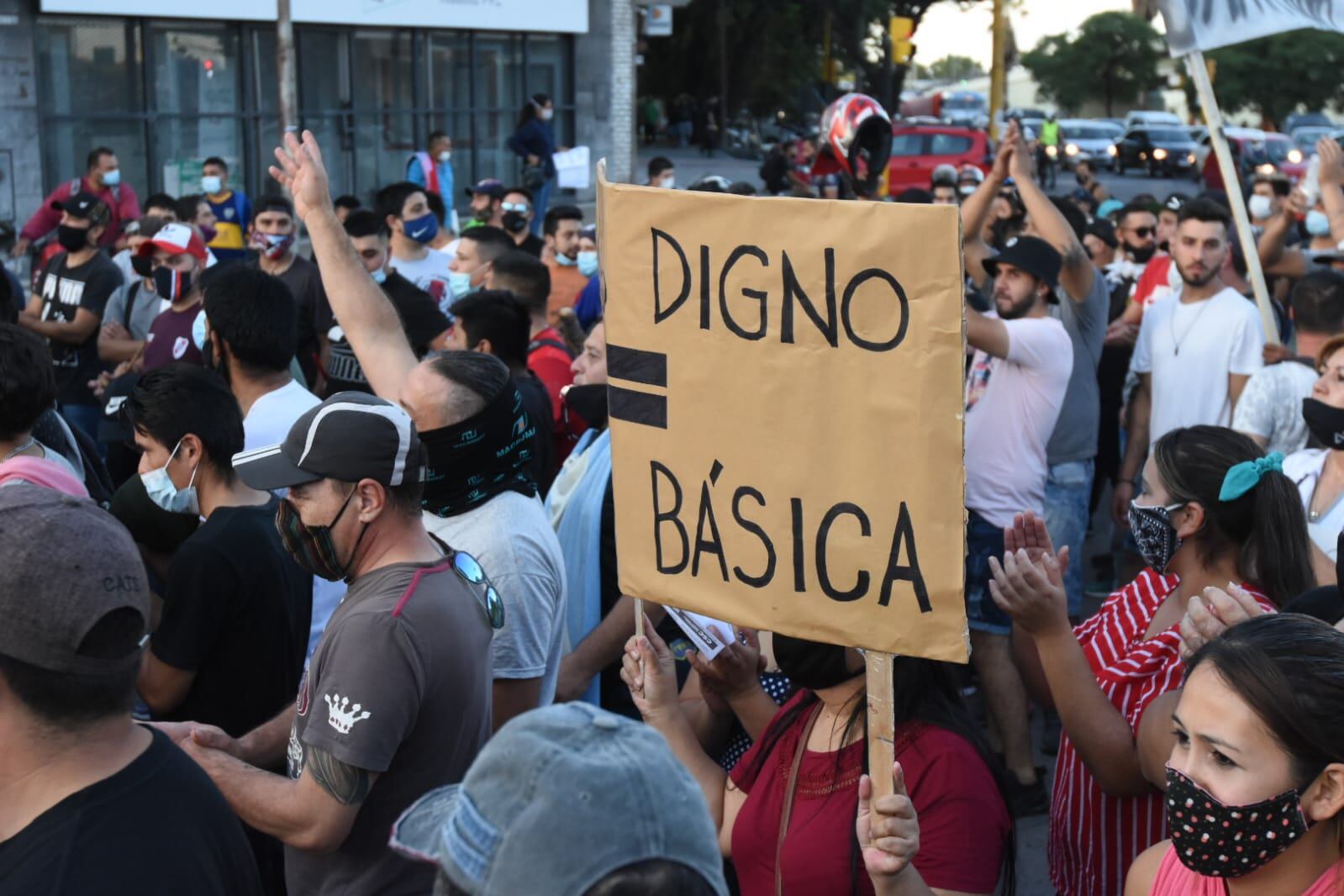 El reclamo principal de la manifestación es que a los trabajadores les aumenten el 100% el salario.