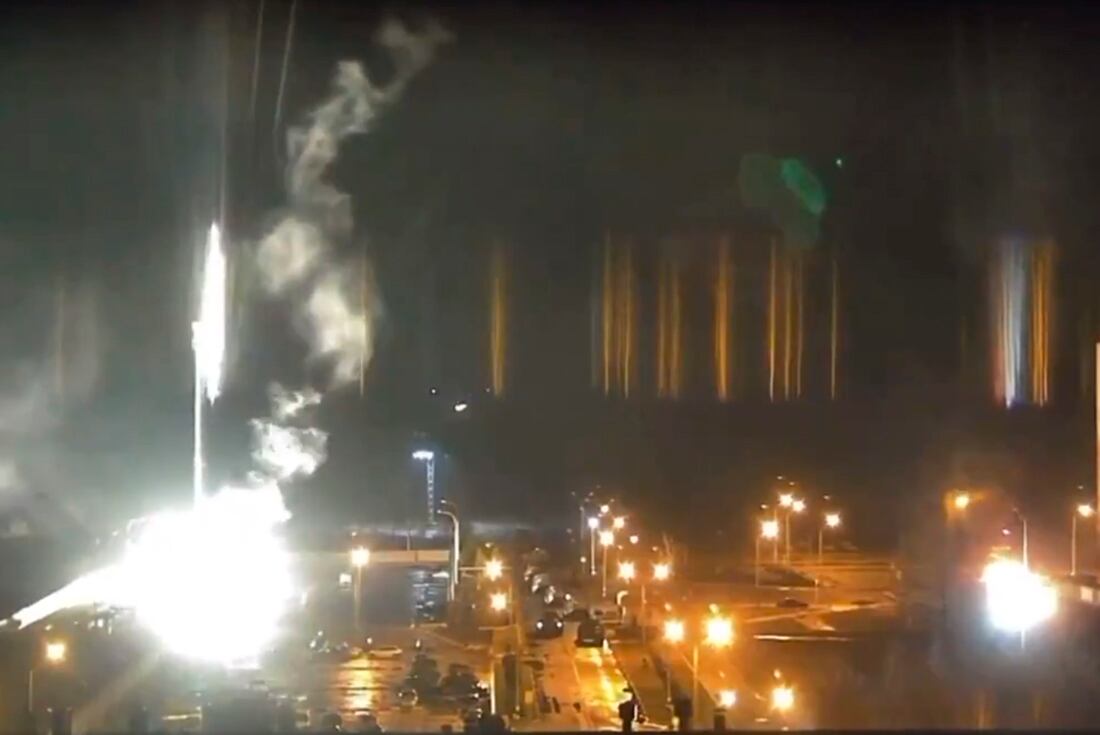 La central nuclear de Zaporizhzhia (Ucrania) fue atacada por las tropas de Rusia (Captura de video) 