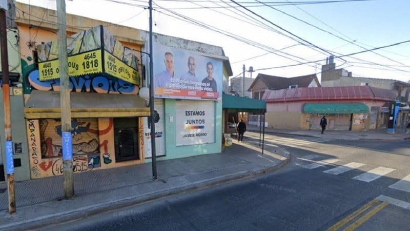 A las 2.38 de la madrugada de hoy se observa cómo un hombre llega hasta la esquina de Intendente Agüero y Rodolfo Monte en Morón. Gentileza: Rosario 3.