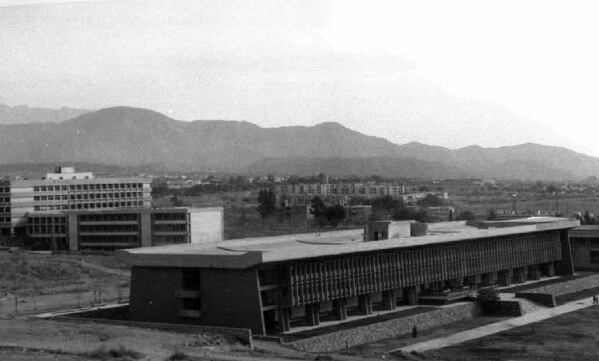 Uso de vigas prefabricadas in situ en la Facultad de Ciencias Políticas y Sociales proyectada por el arquitecto Juan Brugiavini 