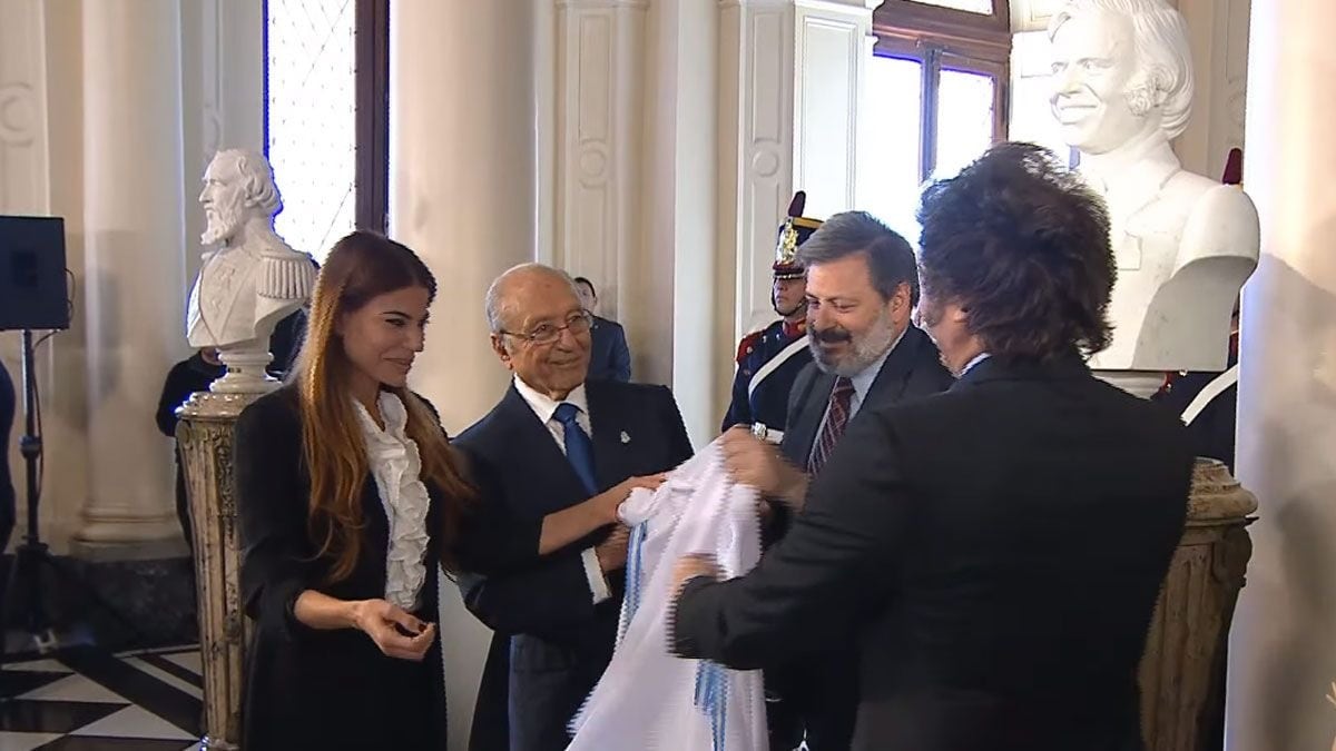 Milei inauguró el busto de Menem.