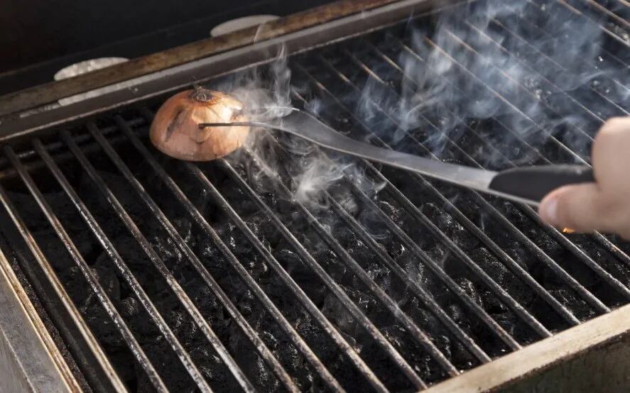 Esto ocurre si limpias la parrilla con cebolla.