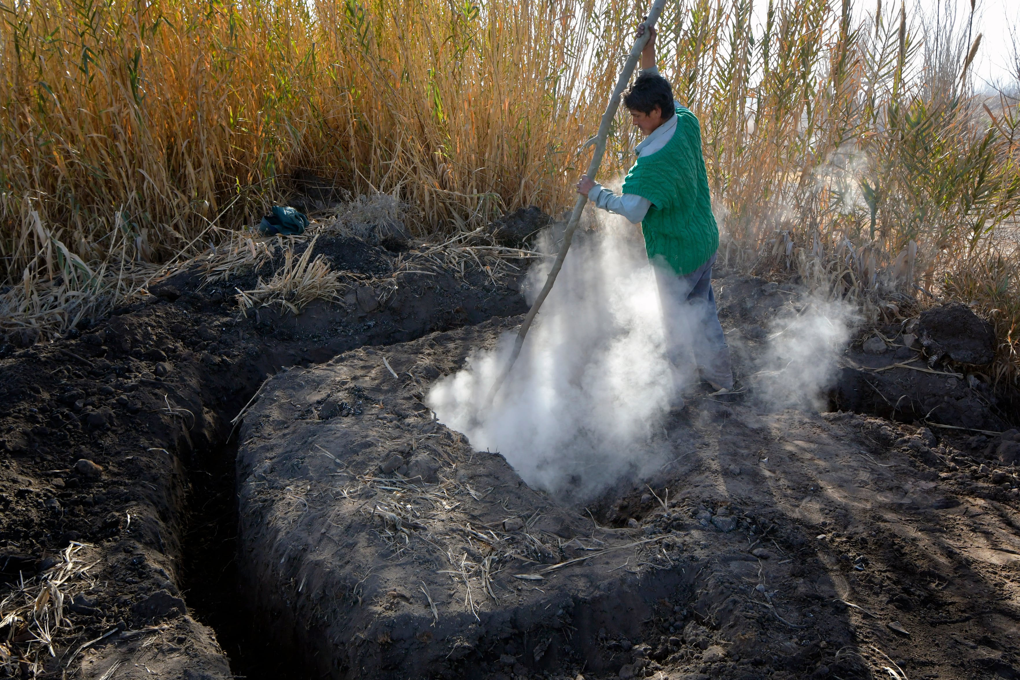 Incendio subterráneo en Kilómetro 8, donde la tierra está caliente y sale humo. Se cree que es por antiguos incendios provocados. 


Foto:Orlando Pelichotti / Los Andes