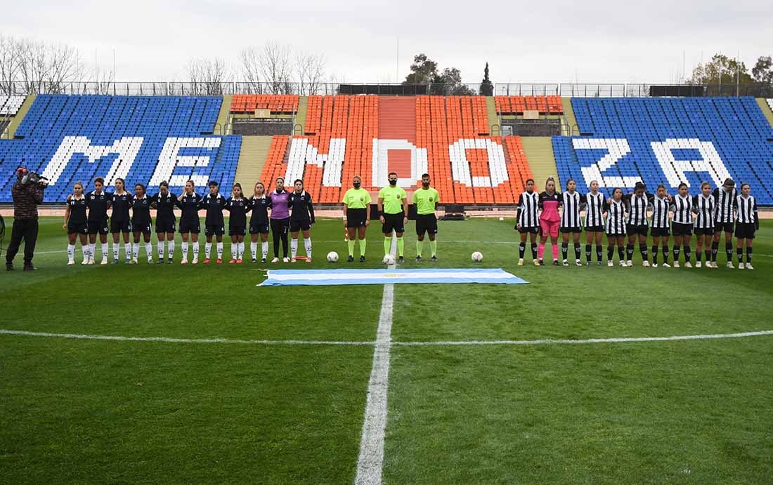 Postal histórica. Los equipos finalistas formados antes del partido.