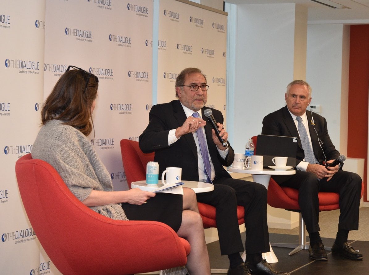 El embajador argentino en Washington en diálogo con el embajador estadounidense en Argentina. Foto: Twitter (JorArguello)