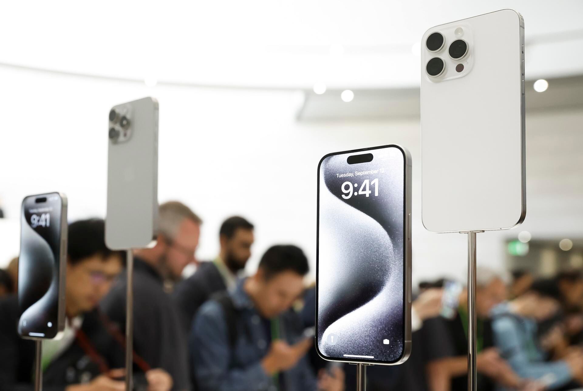 Una exhibición del nuevo Apple iPhone 15 en un evento de lanzamiento de productos Apple en el campus de Apple Park en Cupertino, California, EE. UU., 12 de septiembre de 2023. Foto: EFE/EPA/JOHN G. MABANGLO