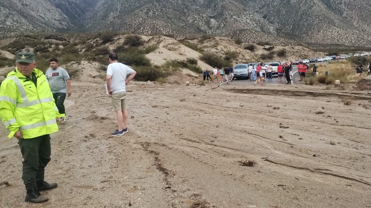 Tránsito normal en Alta Montaña luego del alud, aunque se mantiene la alerta ante las lluvias. Foto: Gentileza Gendarmería Nacional