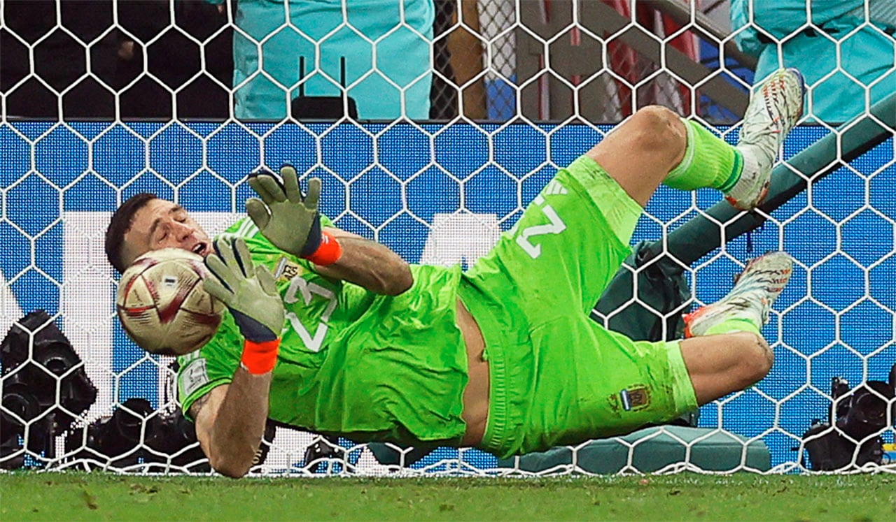 Lusail (Qatar), 18/12/2022.- Argentina's goalkeeper Emiliano Martinez saves against Kingsley Coman of France during the penalty shoot-out of the FIFA World Cup 2022 Final between Argentina and France at Lusail stadium, Lusail, Qatar, 18 December 2022. Argentina won 4-2 on penalties. (Mundial de Fútbol, Francia, Estados Unidos, Catar) EFE/EPA/Ronald Wittek
