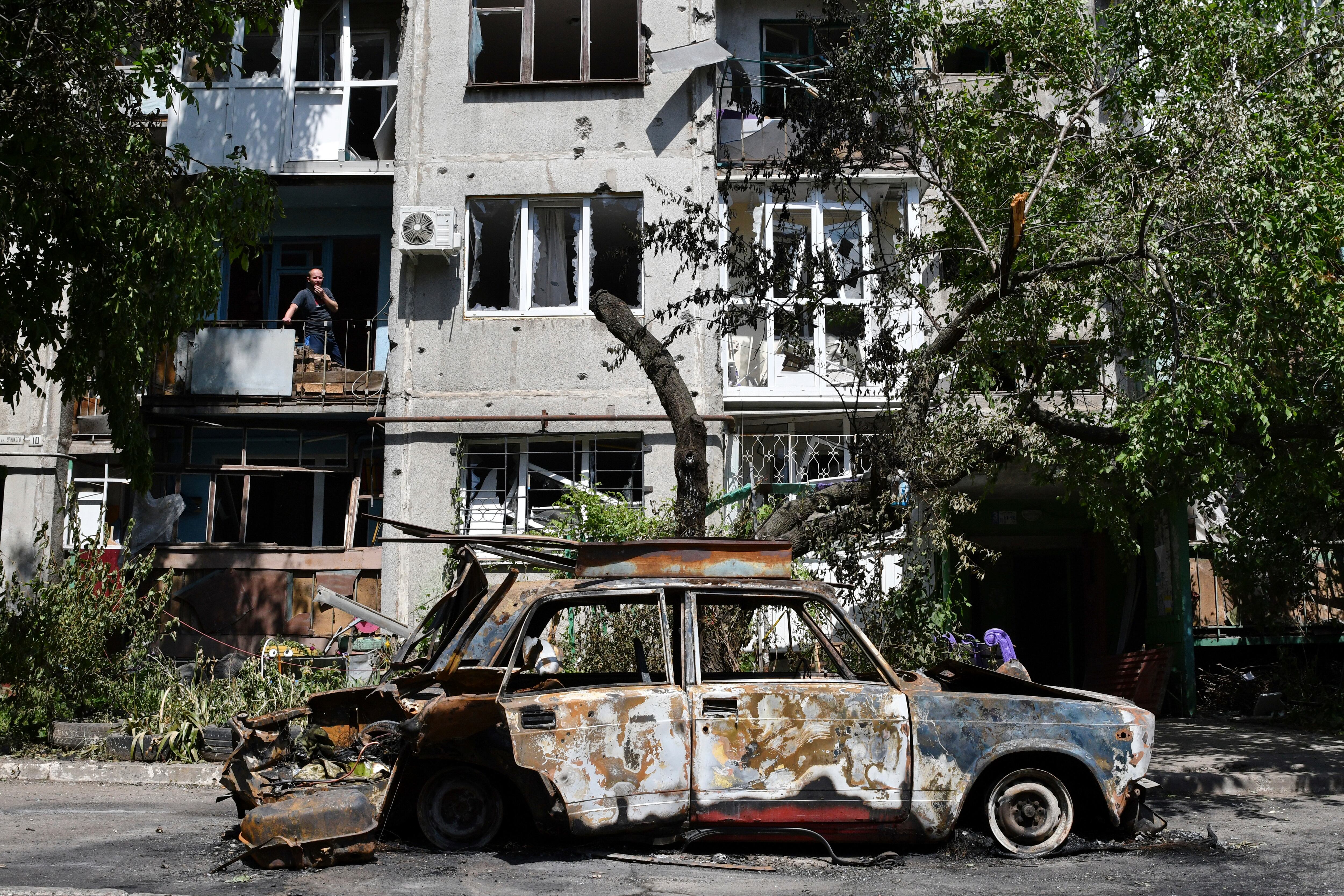 Un auto destruido junto a un edificio residencial dañado por un misil en Sloviansk, Ucrania. Foto: AP