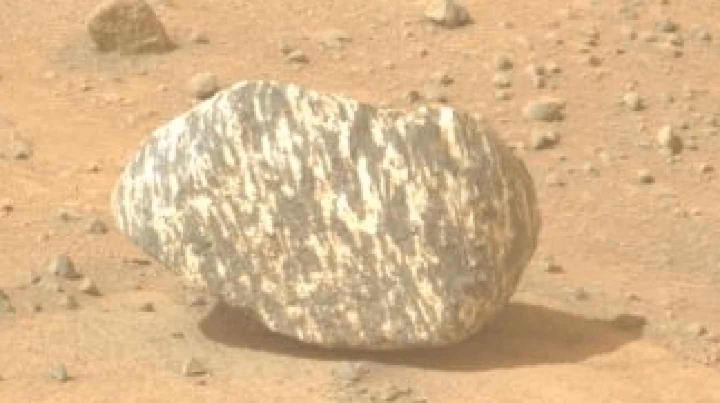 La NASA encontró una misteriosa piedra en Marte