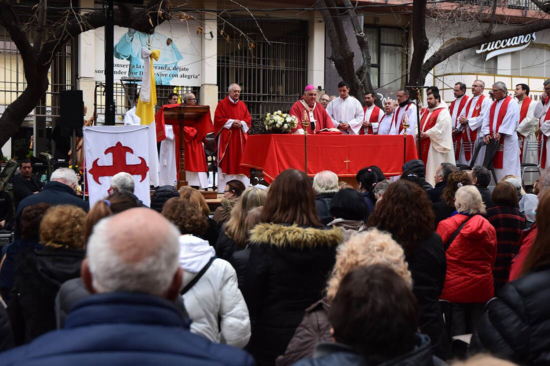 El Arzobispo Marcelo Colombo presidió la celebración religiosa y brindó la homilía.

Foto: Mariana Villa/ Los Andes 