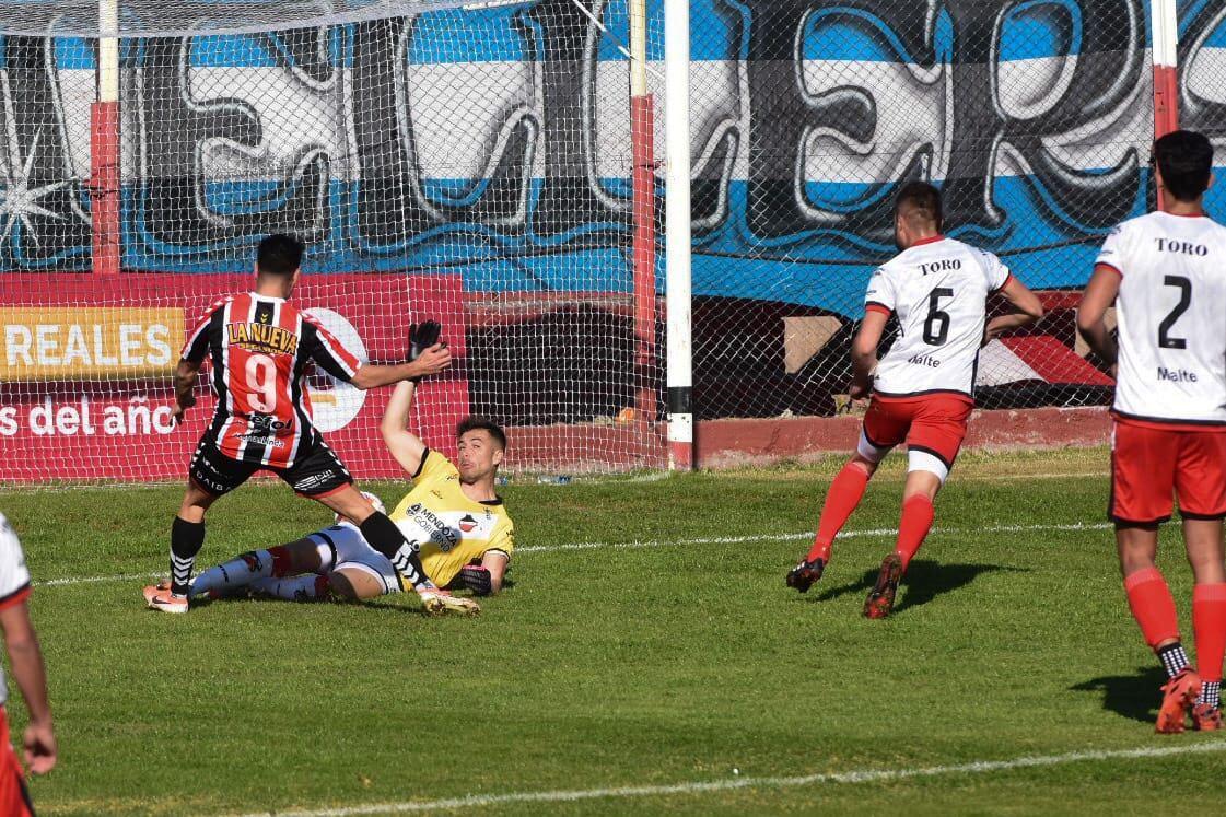 Tonetto quiso salir jugando, Groba lo presionó y metió un pase entrelíneas para Fergonzi, quien tocó sobre la salida del arquero: 1-0. / Mariana Villa ( Los Andes).